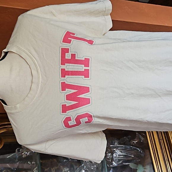 Taylor Swift "Swift" Tee - Picture 2 of 4